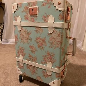 Uniwalker Blue Floral Rolling Suitcase